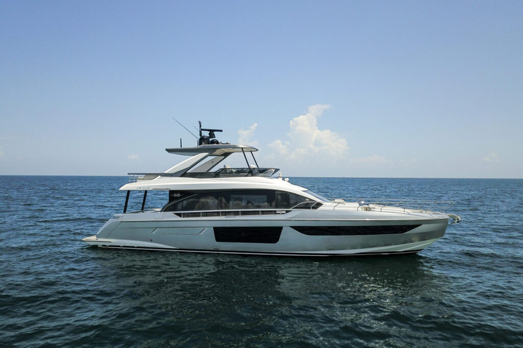 Azimut 68 Fly Crimson