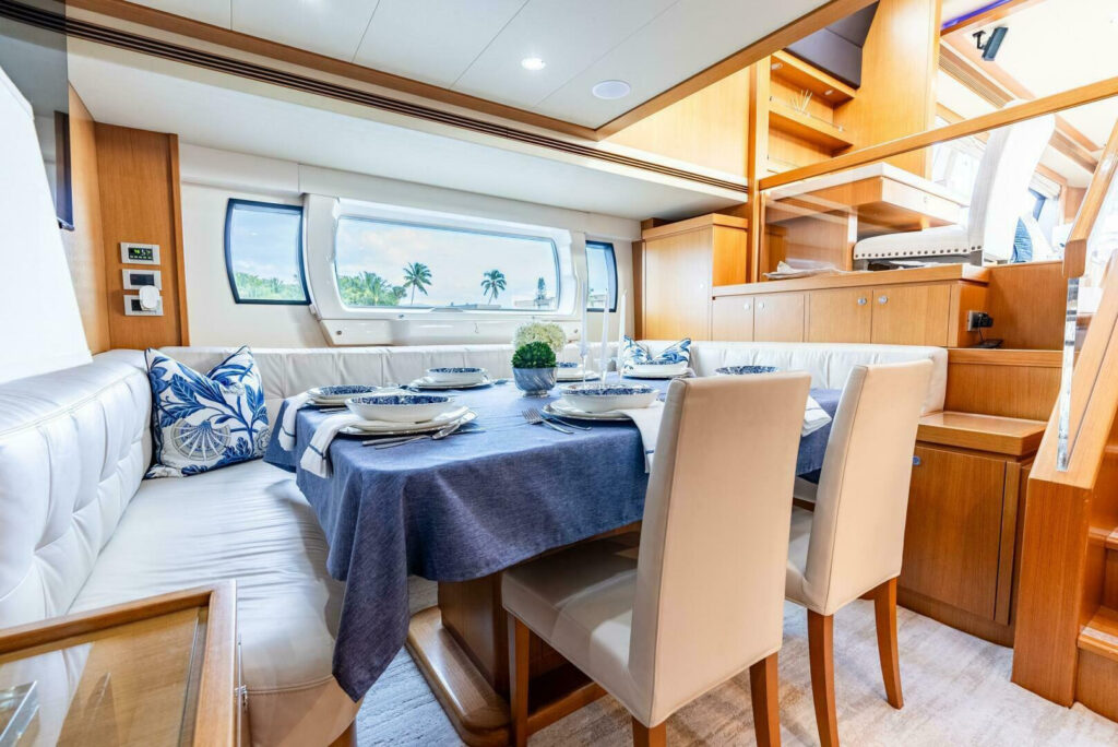 2010 Ferretti Altura 840