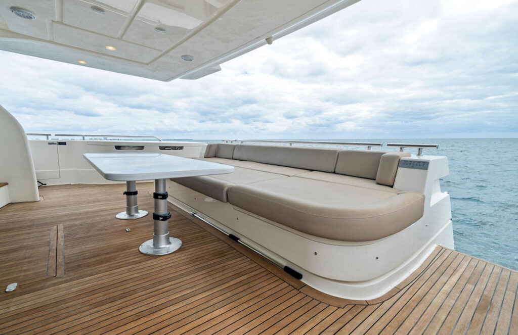 Ferretti Yachts 800