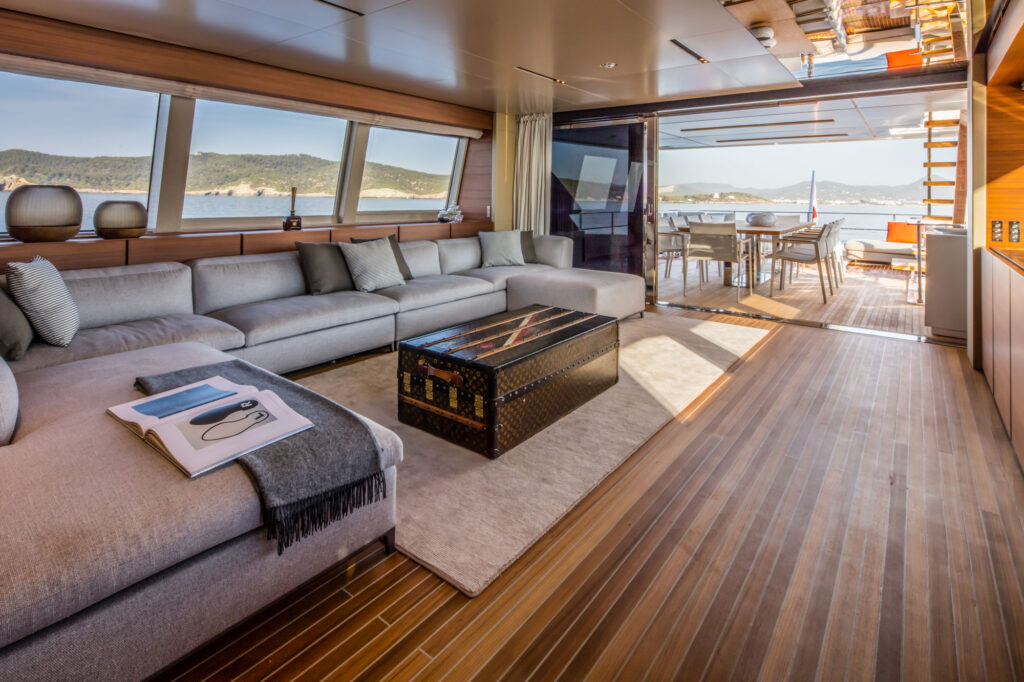 Custom Line Navetta 33