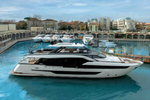 Ferretti Yachts 940